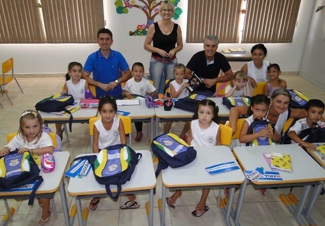 Entrega de materiais escolares em 2014