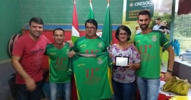 Da Esq. para a Dir. Prefeito Clézio Fortunato, Gerente de Esportes Ronaldo Gomes, Vice-prefeito Jaime de Souza, Maria Neli De Borba Gonçalves (Filha do homegeado Sr. Avelino) e Diretor de Esporte Johnny Montoski