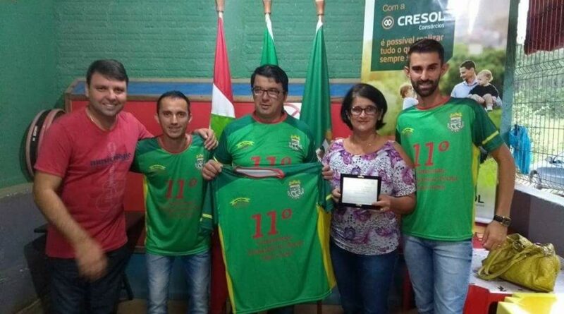 Da Esq. para a Dir. Prefeito Clézio Fortunato, Gerente de Esportes Ronaldo Gomes, Vice-prefeito Jaime de Souza, Maria Neli De Borba Gonçalves (Filha do homegeado Sr. Avelino) e Diretor de Esporte Johnny Montoski