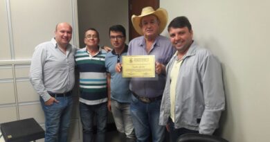 (foto 05 da esq. para a dir. Irioni A. Pereira, Sr. Valdir Correia, Vice-Prefeito Jaime de Souza, Sr. Laécio Espindola e o Prefeito Clézo Fortunato)