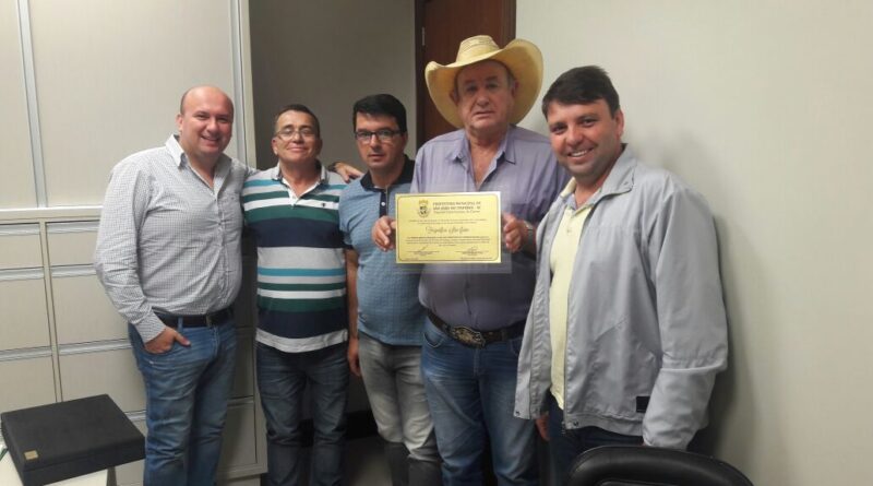 (foto 05 da esq. para a dir. Irioni A. Pereira, Sr. Valdir Correia, Vice-Prefeito Jaime de Souza, Sr. Laécio Espindola e o Prefeito Clézo Fortunato)