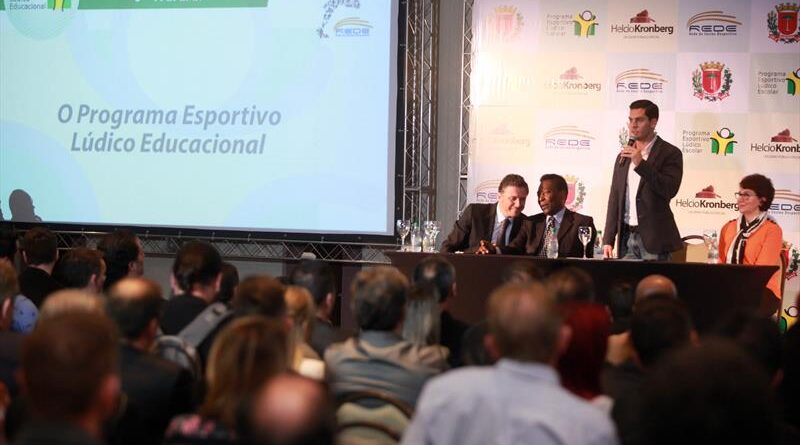 Rei Pelé e o Secretário Municipal do Esporte, Lazer e Juventude, Marcello Richa, assinam termo de cooperação para desenvolvimento do Programa Esportivo Lúdico Educacional (P.E.L.E) . Curitiba, 18/08/2017