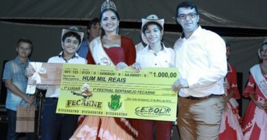 Edywaz e Fogaça, Dupla de Florianópolis recebem da Rainha Fecarne, Tamara e do Vice Prefeito Jaíme o Prêmio de 1000 reais pelo 1º lugar no Festival Sertanejo