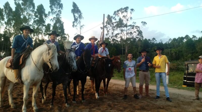 Equipe a Estância JE do bairro Porto do Itaperiú, campeã da primeira etapa