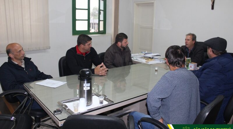 Prefeito Clézio juntamente com a Comitiva itaperiuense em reunião no Gabinete do Prefeito de São Ludgero, Sr. Ibaneis Lembeck